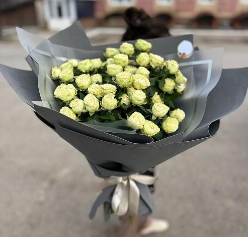 Букет Белые кустовые розы Солинеро в Ужур